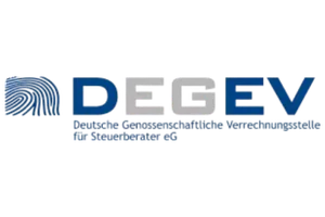 Prokanzlei Logo DEGEV mit blau-grauem Schriftzug, Symbol links und Zusatztext auf transparentem Hintergrund.