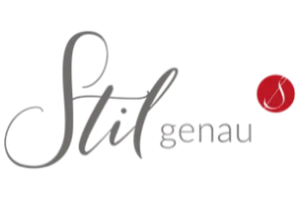 Prokanzlei Logo Stilgenau mit grauem Schriftzug und rotem Punkt auf transparentem Hintergrund.