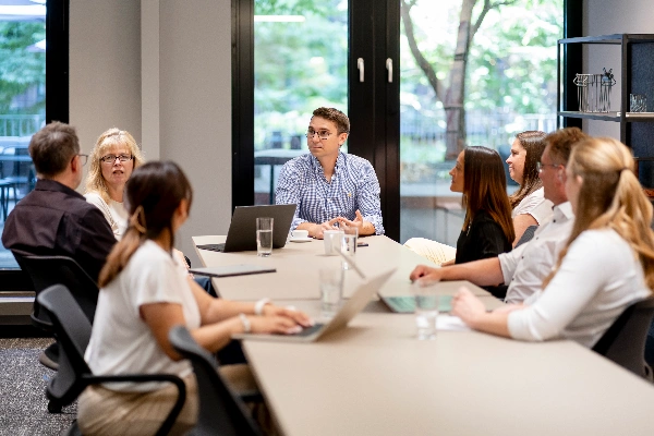 Beraterteam diskutiert Strategien und Kennzahlen im Meetingraum und entwickelt gemeinsam Lösungen zur Kanzleientwicklung im Rahmen des Programms ProKanzlei.