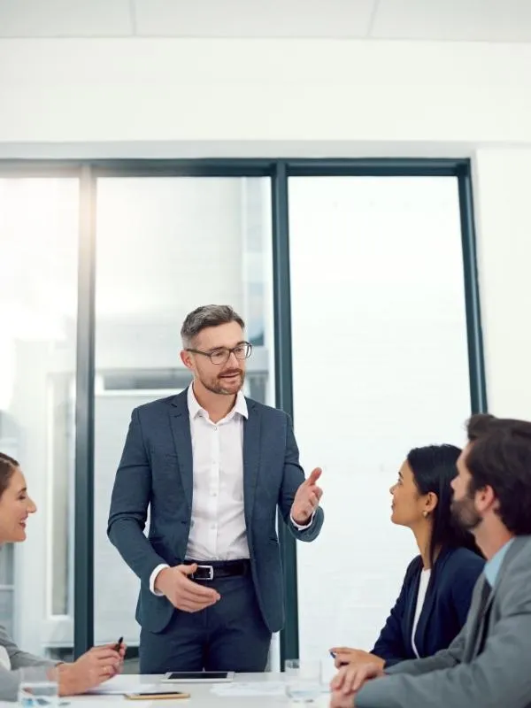 Business-Meeting mit Team im Büro, Manager erklärt Strategie mit 360° Blick auf Prozesse, Daten und Unternehmensziele.